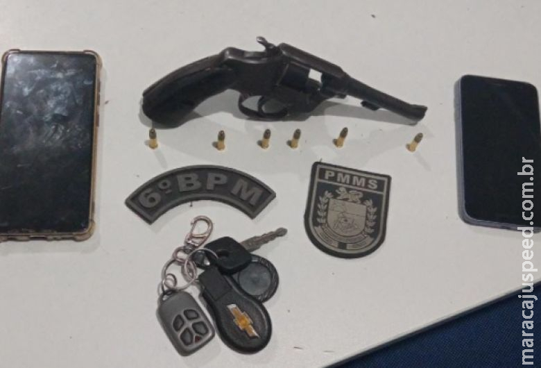 Homens são presos com arma em veículo na Operação Boas Festas Homens são presos com arma em veículo na Operação Boas Festas