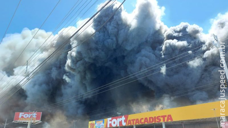 Incêndio de grandes proporções atinge Fort Atacadista em Florianópolis