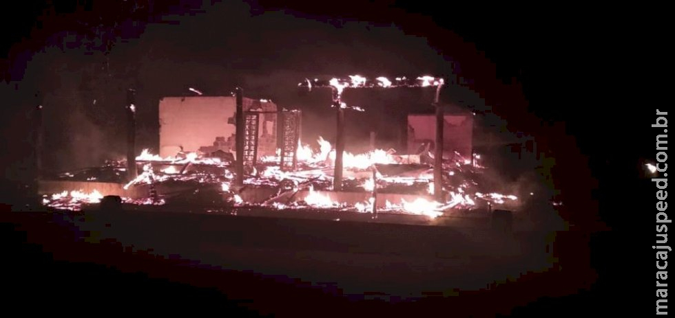 Incêndio destrói residência no distrito de Nova América Incêndio destrói residência no distrito de Nova América