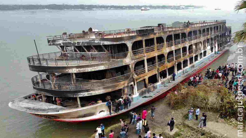 Incêndio em ferry boat deixa 38 mortos em Bangladesh Incêndio em ferry boat deixa 38 mortos em Bangladesh