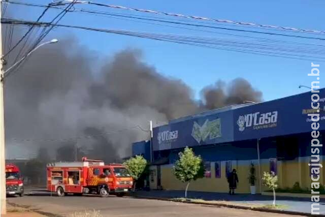 Incêndio que começou em forno destrói depósito de supermercado Incêndio que começou em forno destrói depósito de supermercado