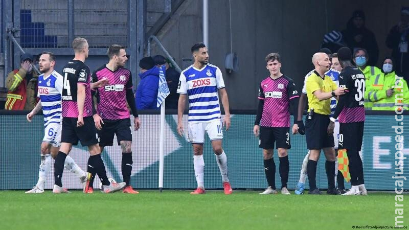 Jogo da 3ª divisão do Campeonato Alemão é interrompido por insultos racistas Jogo da 3ª divisão do Campeonato Alemão é interrompido por insultos racistas