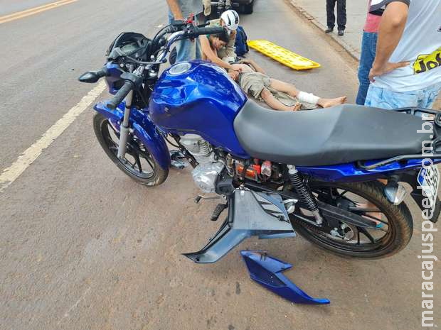Jovem de moto bate em traseira de caminhão e sofre fratura exposta Jovem de moto bate em traseira de caminhão e sofre fratura exposta