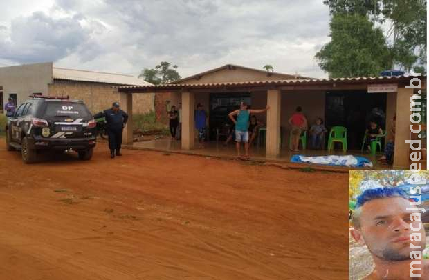 Jovem é assassinado a tiros em frente de bar em MS Jovem é assassinado a tiros em frente de bar em MS