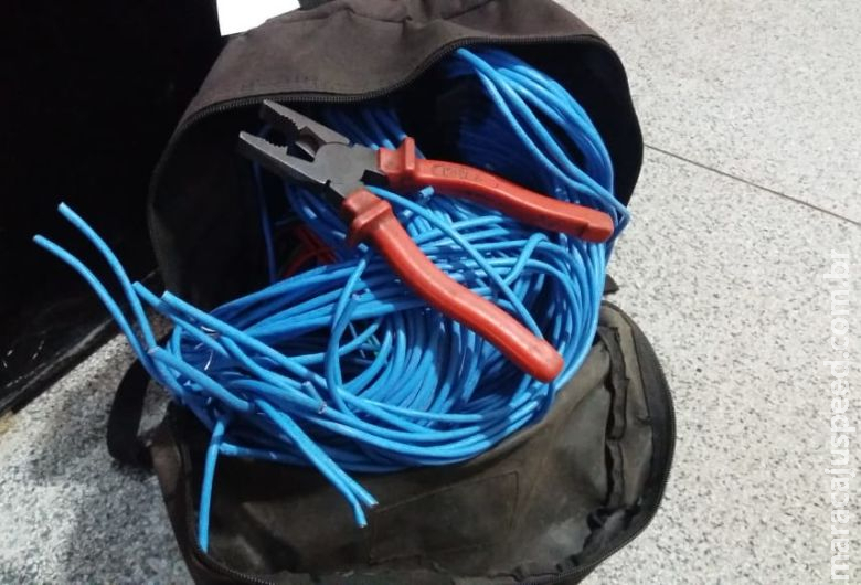 Ladrão é preso por furtar fios de casa no Jardim dos Cristhais Ladrão é preso por furtar fios de casa no Jardim dos Cristhais