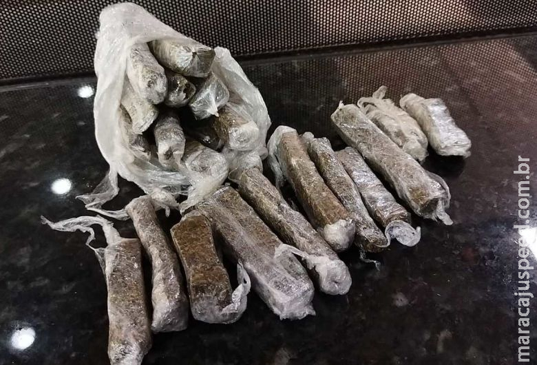 Mãe encontra droga em casa e "entrega" adolescente para polícia Mãe encontra droga em casa e "entrega" adolescente para polícia