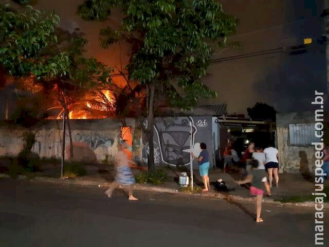 Morador incendeia duas residências em "surto" e acaba contido pela PM