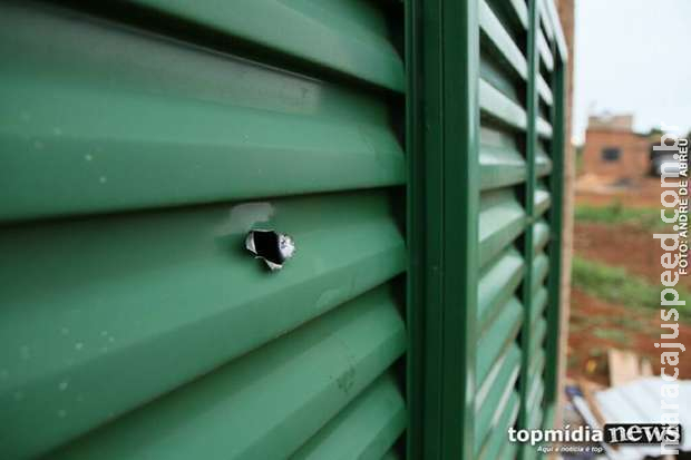 Morador tem casa crivada de balas por recusar visita de amigo bêbado no Caiçara