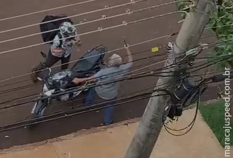 Moto estacionada em calçada termina com discussão e ameaça com facão Moto estacionada em calçada termina com discussão e ameaça com facão