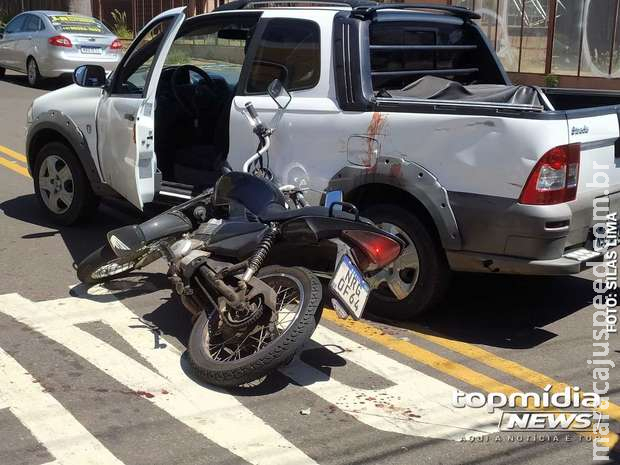 Motociclista a caminho do trabalho se envolve em acidente e fica em estado grave Motociclista a caminho do trabalho se envolve em acidente e fica em estado grave