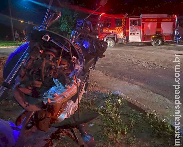 Motociclista fica gravissímo após invadir preferencial e colidir com ambulância em MS Motociclista fica gravissímo após invadir preferencial e colidir com ambulância em MS