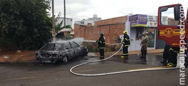 Motorista atropela lixeira e carro pega fogo em Campo Grande Motorista atropela lixeira e carro pega fogo em Campo Grande