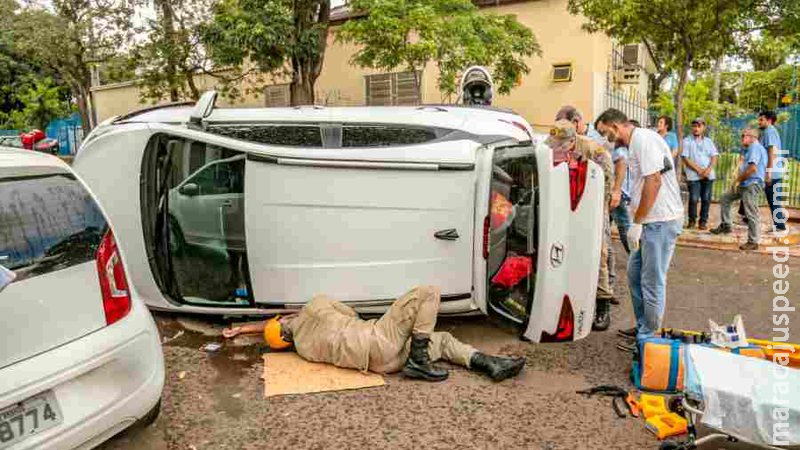 Motorista fica presa em carro tombado após batida entre quatro veículos em Campo Grande Motorista fica presa em carro tombado após batida entre quatro veículos em Campo Grande
