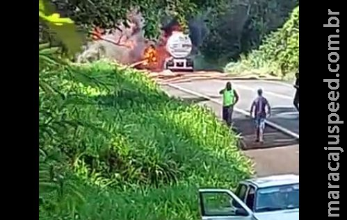 Motorista morre carbonizado em acidente entre carretas na BR-158 Motorista morre carbonizado em acidente entre carretas na BR-158