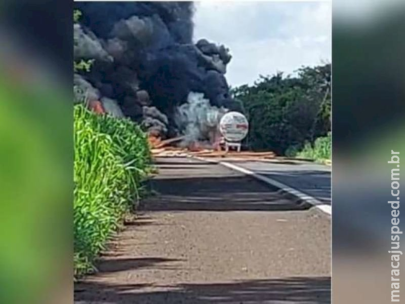 Motorista morre carbonizado em acidente envolvendo carretas entre Cassilândia e Paranaíba Motorista morre carbonizado em acidente envolvendo carretas entre Cassilândia e Paranaíba