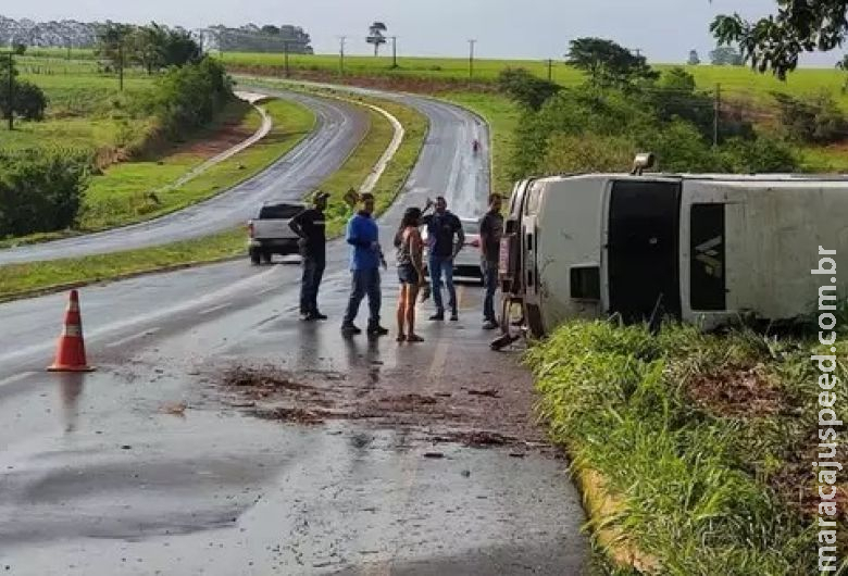 Motorista perde controle da direção e tomba van na rodovia MS-134 Motorista perde controle da direção e tomba van na rodovia MS-134