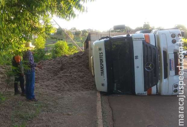 Motorista tomba carreta carregada de farelo de cana