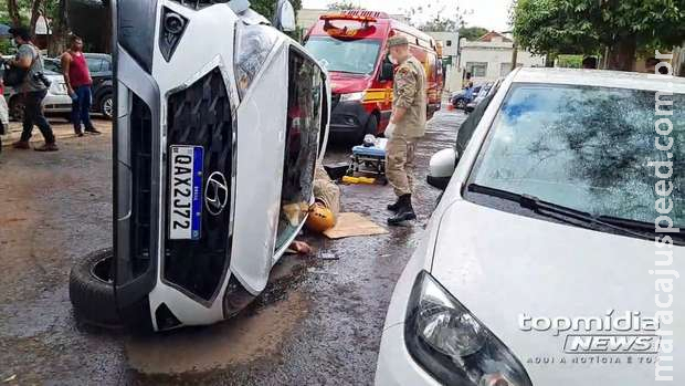 Mulher capota veículo ao bater em carro estacionado no Amambaí Mulher capota veículo ao bater em carro estacionado no Amambaí