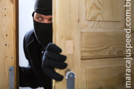 Mulher de 28 anos grita e aciona a policia após dupla de bandidos tentarem arrombar a porta de sua casa