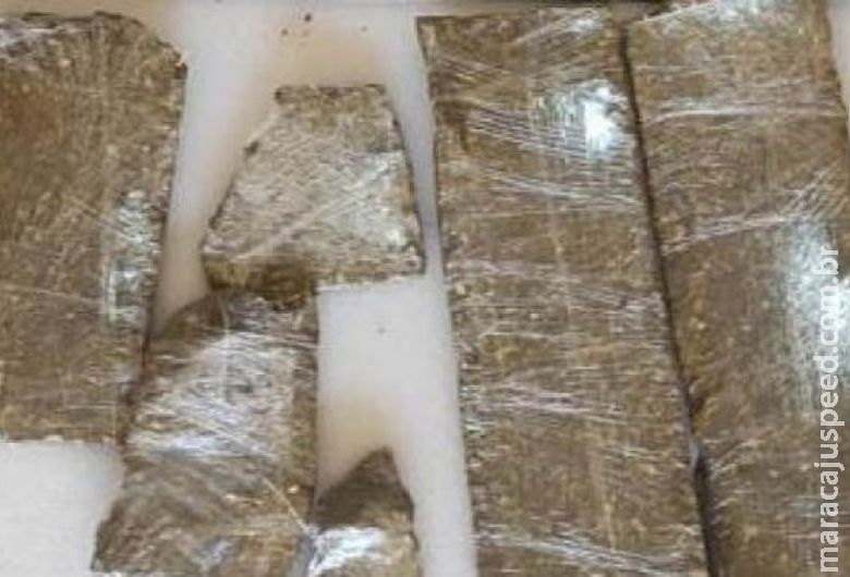 Mulher é presa ao enviar maconha escondida em colchão a filho preso Mulher é presa ao enviar maconha escondida em colchão a filho preso