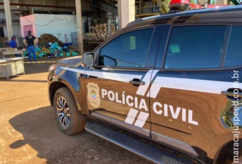 Mulher é presa após por agredir marido e danificar a moto dele Mulher é presa após por agredir marido e danificar a moto dele
