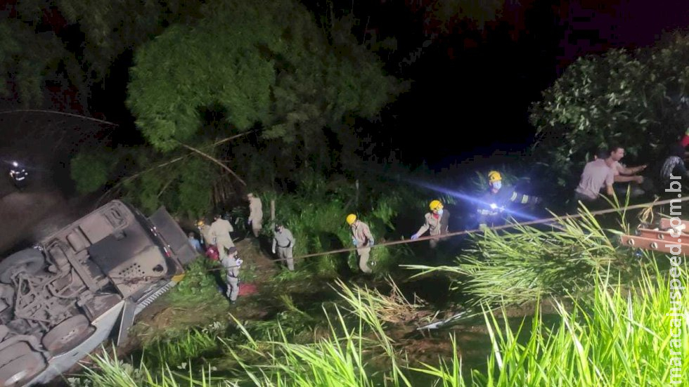 Ônibus cai em ribanceira, deixa 5 mortos e dezenas de feridos em GO Ônibus cai em ribanceira, deixa 5 mortos e dezenas de feridos em GO