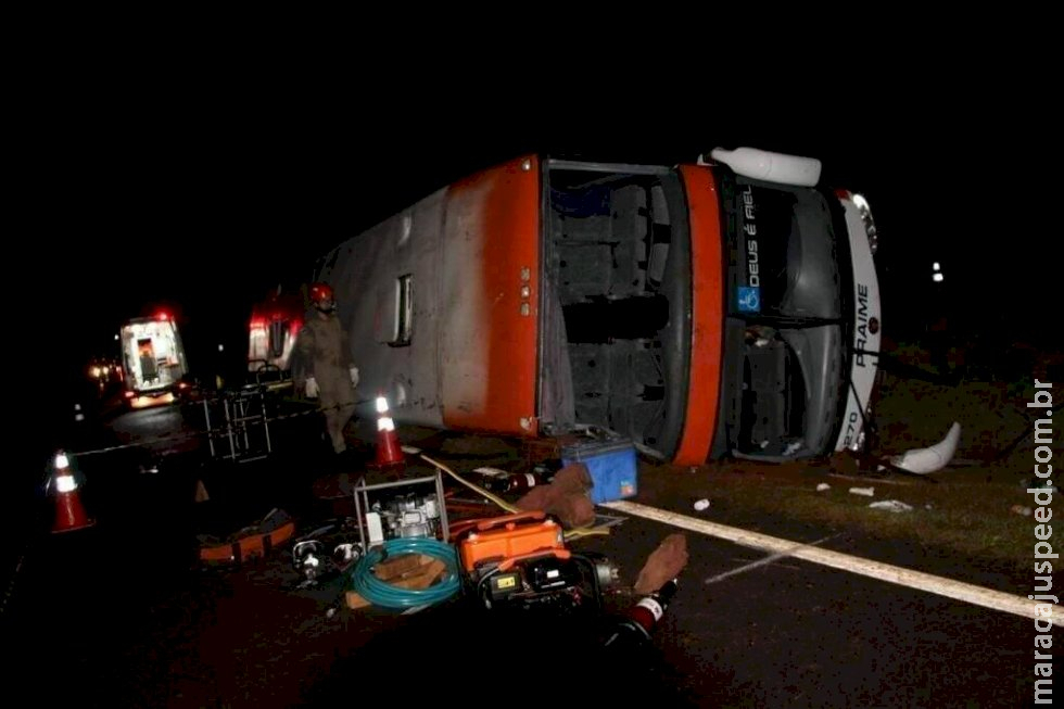 Ônibus de turismo com 57 pessoas tomba em Nova Alvorada do Sul