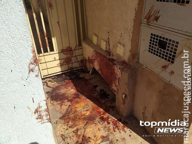Pegadas de sangue marcam casa onde violência superou amor de mãe e filho Pegadas de sangue marcam casa onde violência superou amor de mãe e filho