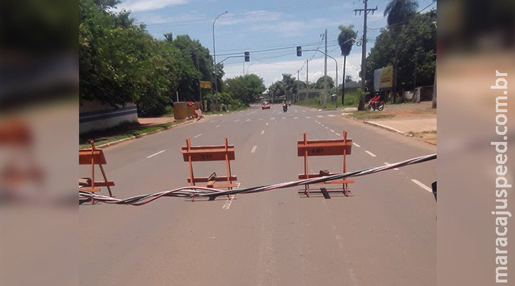 Perigo: Caminhão passa e derruba fiação elétrica na Avenida Lúdio Martins Coelho Perigo: Caminhão passa e derruba fiação elétrica na Avenida Lúdio Martins Coelho