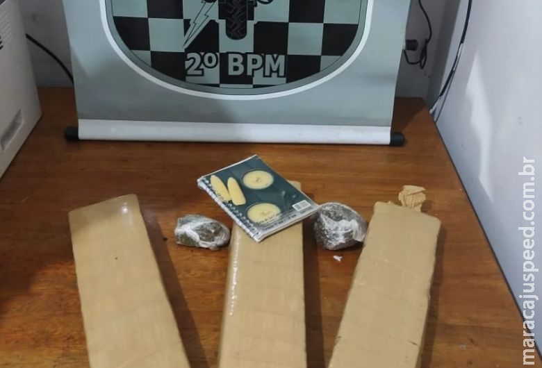 Polícia aprende droga em condomínio e autor foge Polícia aprende droga em condomínio e autor foge