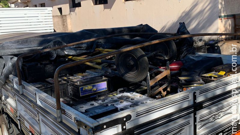 Polícia autua motorista por transporte ilegal de 5 toneladas de sucatas de baterias Polícia autua motorista por transporte ilegal de 5 toneladas de sucatas de baterias