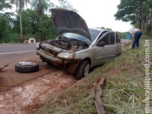 Por um triz: carro capota, mas família sai ilesa de acidente na BR-262