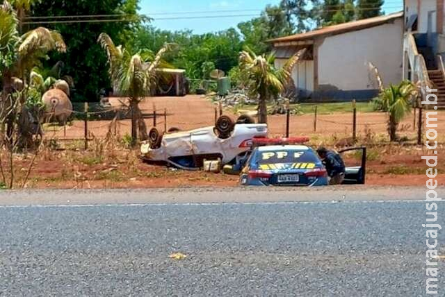 PRF apreende carro com droga que capotou após 12 km de perseguição na BR-163