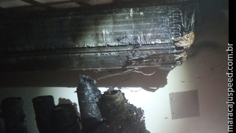 Princípio de incêndio destrói materiais em gráfica