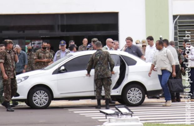Seis viaturas da PM e duas dos Bombeiros fazem escolta de Bolsonaro em Campo Grande