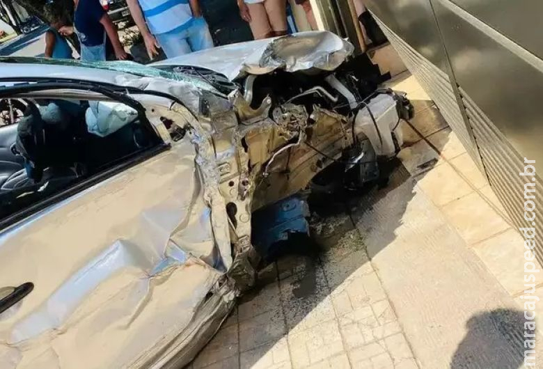 Taxista perde controle, bate em dois carros e para em portão de casa Taxista perde controle, bate em dois carros e para em portão de casa