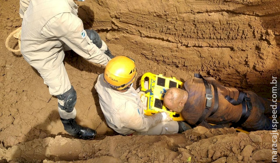 Trabalhador é socorrido pelo Corpo de Bombeiros de Caarapó após ser soterrado em obra Trabalhador é socorrido pelo Corpo de Bombeiros de Caarapó após ser soterrado em obra