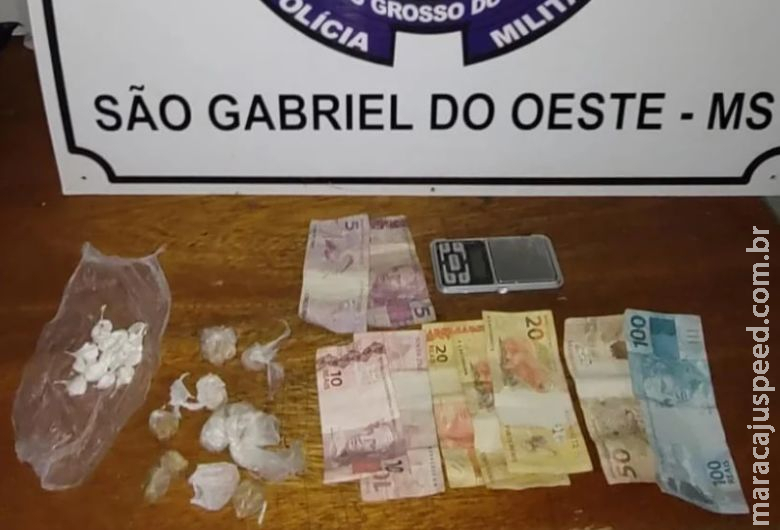 Traficante é flagrado com trouxinhas de cocaína Traficante é flagrado com trouxinhas de cocaína