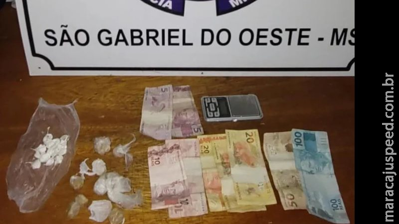Traficante é flagrado com trouxinhas de cocaína em São Gabriel do Oeste Traficante é flagrado com trouxinhas de cocaína em São Gabriel do Oeste