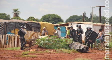 Tropa de Choque retira famílias de área ocupada em Sidrolândia Tropa de Choque retira famílias de área ocupada em Sidrolândia