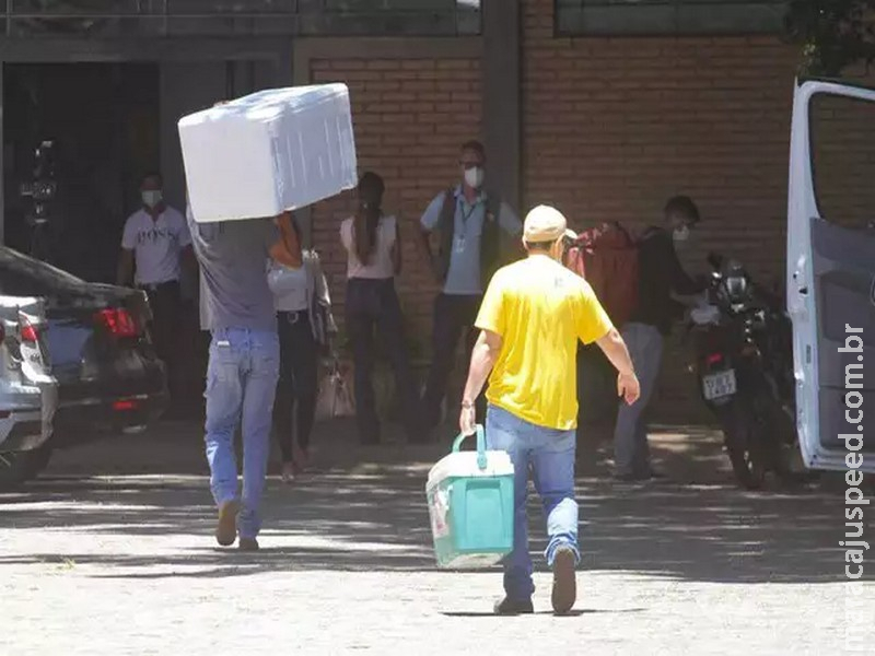 Vacinas da Janssen estão na Capital e distribuição aos municípios ocorre até 18h Vacinas da Janssen estão na Capital e distribuição aos municípios ocorre até 18h