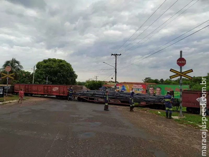 Vagões de trem descarrilham e interditam duas ruas Vagões de trem descarrilham e interditam duas ruas