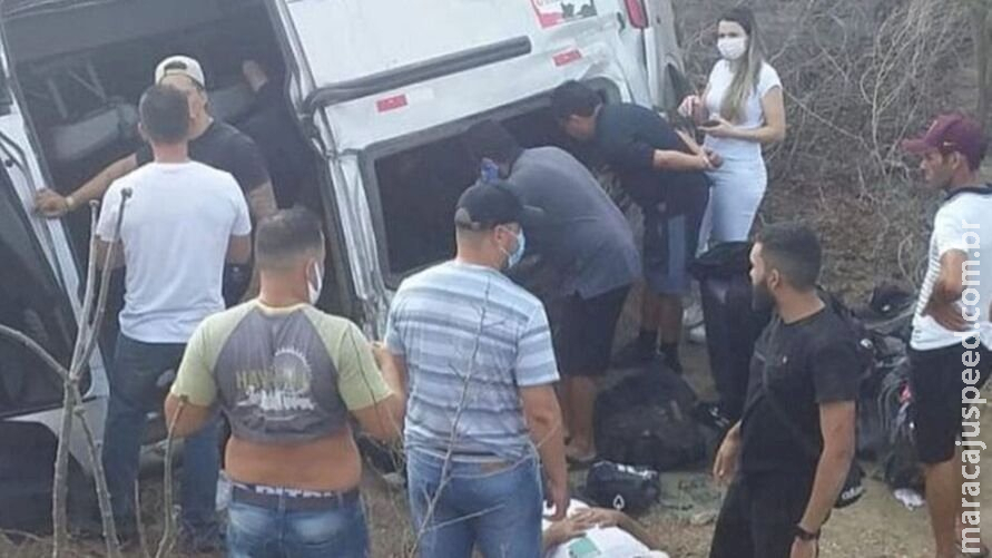 Van de Gusttavo Lima se envolve em grave acidente e capota BR-230 Van de Gusttavo Lima se envolve em grave acidente e capota BR-230