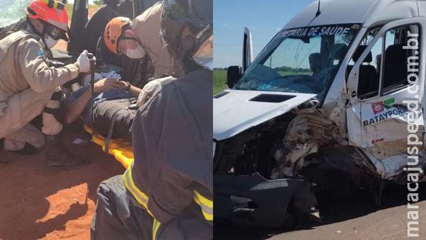 Van que levava oito pacientes é atingida por carro na BR-376 Van que levava oito pacientes é atingida por carro na BR-376