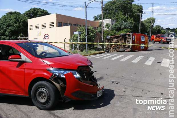 Viatura de resgate dos Bombeiros bate em carro e tomba no Centro