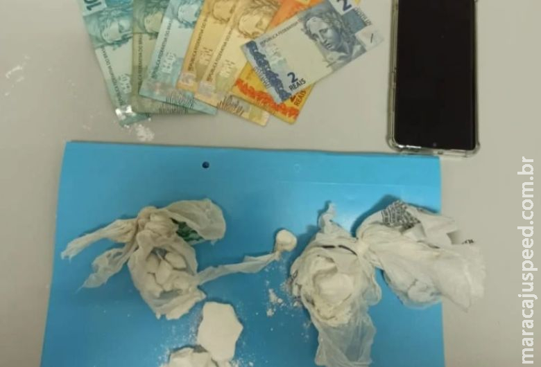 Ação conjunta prende traficante e apreende porções de cocaína Ação conjunta prende traficante e apreende porções de cocaína