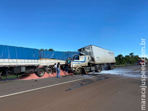 Acidente entre duas carretas deixa motorista ferido e trava BR-163 Acidente entre duas carretas deixa motorista ferido e trava BR-163