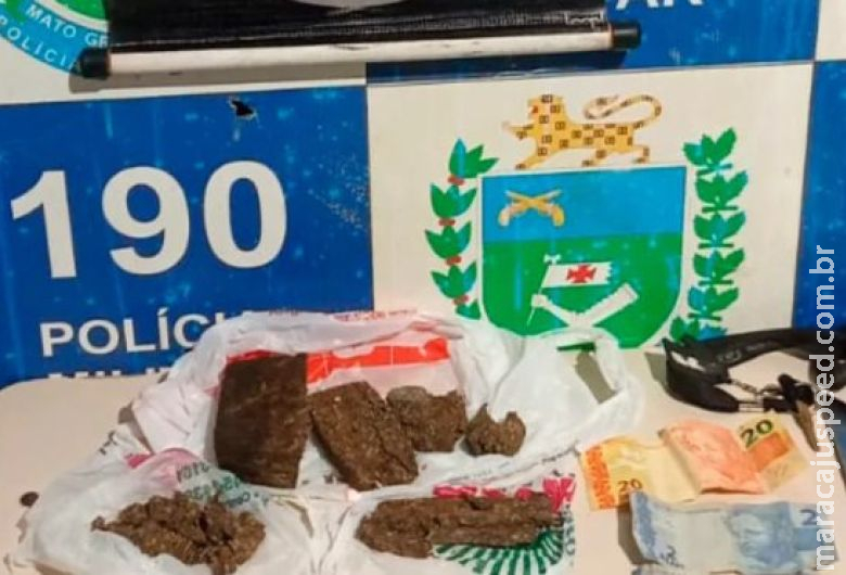 Após denúncia, casal é preso em flagrante por tráfico de drogas Após denúncia, casal é preso em flagrante por tráfico de drogas