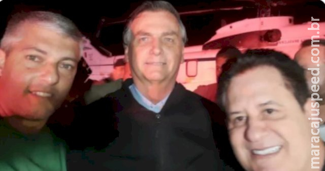 Bolsonaro viaja e acompanha jogo beneficente com sertanejos Bolsonaro viaja e acompanha jogo beneficente com sertanejos