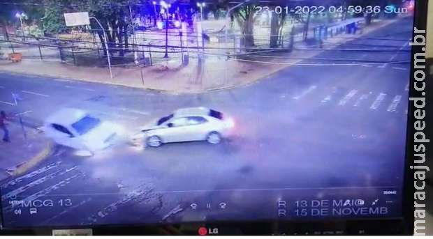 Câmera flagrou carro capotando e homem sendo atropelado